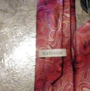 2pc Van Heusen tie and handkerchief set